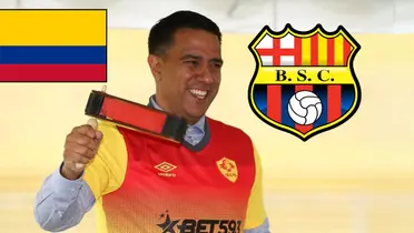 César Farías con la camiseta de Aucas de Ecuador
