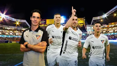 Josep Alcácer con jugadores de Liga de Quito festejando un gol