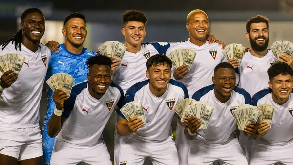 Jugadores de Liga de Quito con dinero en sus manos