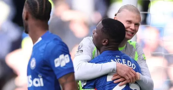 Moisés Caicedo y Erling Haaland