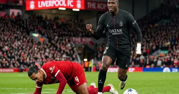 Willian Pacho contra el Liverpool