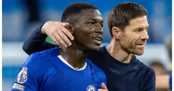 Moisés Caicedo y Xabi Alonso