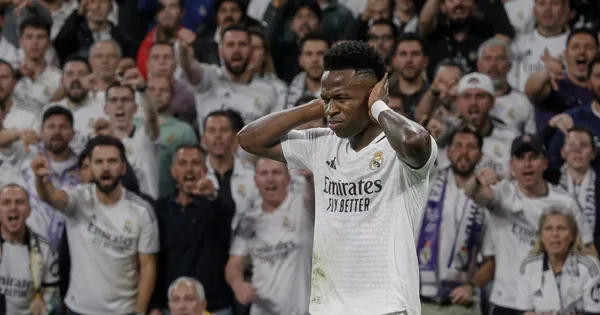 Vinicius siendo silbado por la hinchada