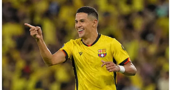 Alex Arce con la camiseta de Barcelona