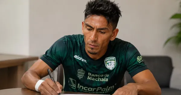 Angel Mena firmando un contrato