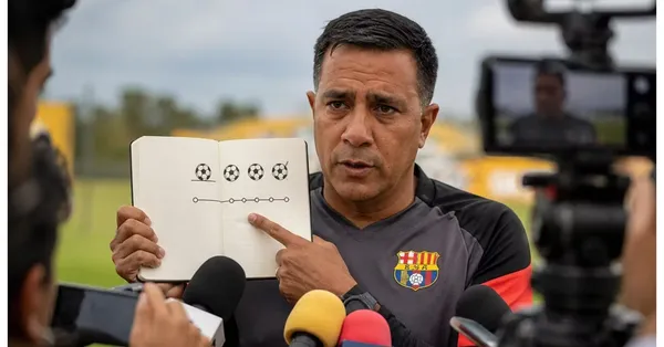 César Farías ante los medios