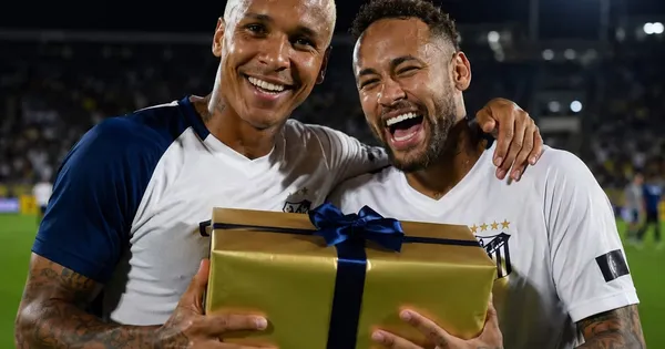 Deyverson y Neymar con un regalo en sus manos