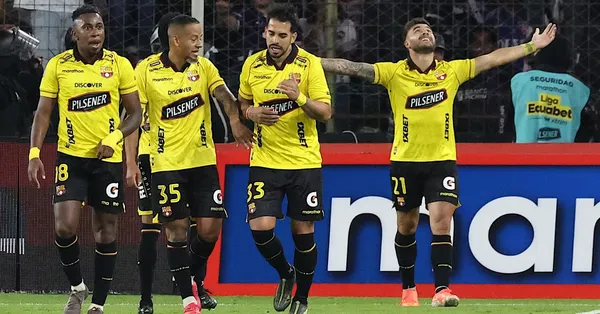 Jugadores de Barcelona SC celebrando la victoria ante Liga de Quito