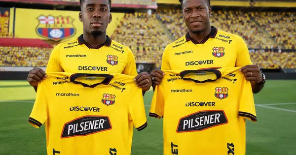 Jhojan Julio y Adonis Preciado siendo presentados en el estadio Monumental como nuevos refuerzos de Barcelona SC