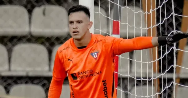 Gonzalo Valle en el arco de Liga