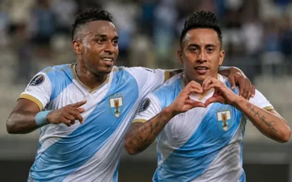 Cueva y Bolaños jugando juntos