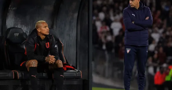 Deyverson y Tiago Nunes en la banca de Liga de Quito