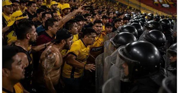 Hinchas de Barcelona vs la seguridad