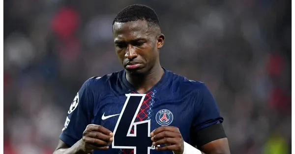 Pacho con la camiseta del PSG