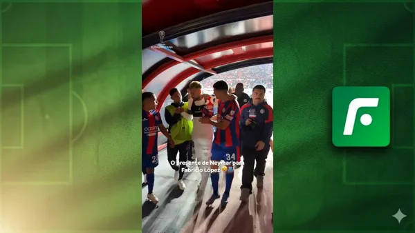 (VIDEO) Neymar mostró su humildad y hasta regaló sus zapatos a los jugadores de San Lorenzo