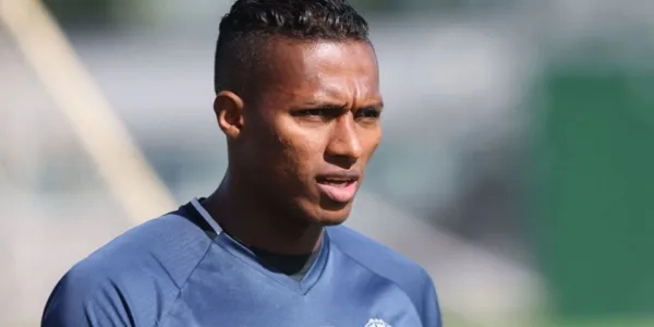 A Antonio Valencia le entregaron una pintura especial en sus vacaciones en Atacames