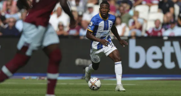 A Pervis Estupiñán le pusieron a definir y así le fue en la práctica del Brighton