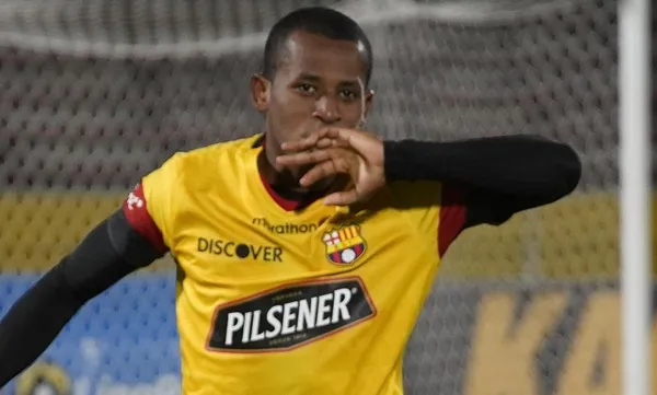 A pesar del buen nivel mostrado por algunos jugadores, existe la persistencia de Fabián Bustos con algunos jugadores que tienen un pasado futbolístico con él.