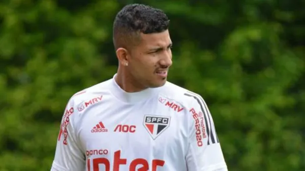 A pesar de que volvió con todo luego de su última lesión, el futuro de Joao Rojas podría estar lejos del Sao Paulo de Brasil.