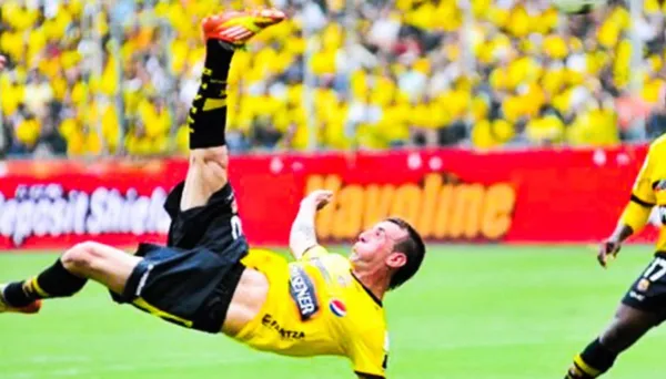 A qué se dedica el golero de Técnico Universitario que sufrió la chilena de Damián Díaz