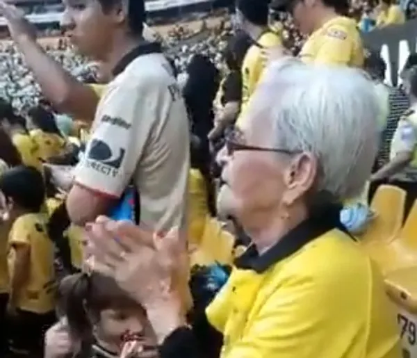 A una hincha de Barcelona SC no le importó caer derrotados por 3-0 ante Emelec y siguió alentando