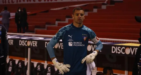 Adrián Gabbarini es uno de los puntos bajos en Liga de Quito y ante Emelec quedó nuevamente expuesto por su falta de garantías. La falta de puntería de los rivales salvó al portero que podría tener un reemplazo si el DT lo requiere