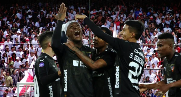 Al final del partido estos jugadores compartieron con los hinchas de Liga de Quito