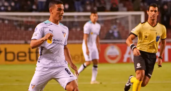 Alexander Alvarado tuvo la oportunidad de hacer un gol pero insólitamente le quitó su propio compañero frente al arco