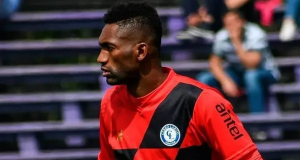 Alexander Domínguez anunció que no seguirá para el 2022 en Cerro Largo de Uruguay, pese a los buenos tratos que le han dado. Ya hay equipos que lo miran como opciones para sus porterías