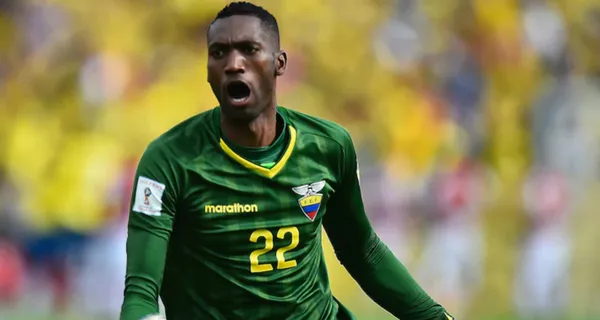 Alexander Domínguez fue oficializado como nuevo refuerzo de Cerro Largo de Uruguay. Tal parece la modestia de este equipo es hasta en las presentaciones donde pusieron mesas de fierro y manteles para la rueda de prensa