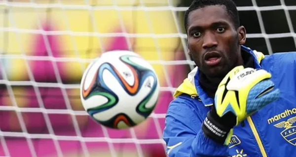 Alexander Domínguez ha empezado a tener minutos en Cerro Largo de Uruguay donde ya va dos partidos como titulares bajo la mirada de Gustavo Alfaro, entrenador de la Selección Ecuatoriana