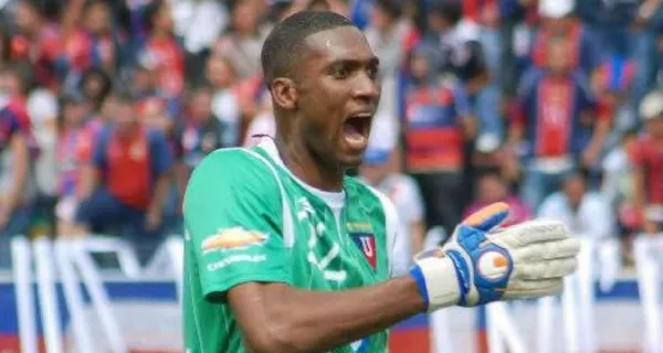 Alexander Domínguez tiene la confianza de Luis Zubeldía, en Liga de Quito, sin embargo sus fallas son más recurrentes en el arco y cuestan goles