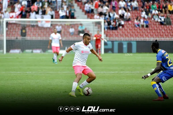 Andrés Chicaiza y su caño a un jugador de Emelec