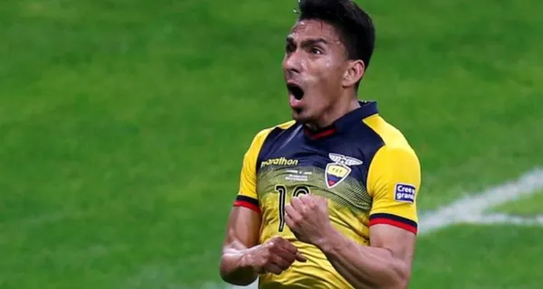 Ángel Mena logró ser un dolor de cabeza en la selección brasileña, sobre todo a este jugador que se mostró molesto