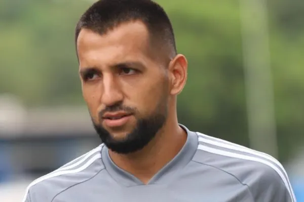 Aníbal Leguizamón salió expulsado luego de perder la cabeza ante un jugador de Bragantino, y podría tener sanciones por su comportamiento que condición a Emelec