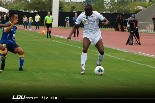 Ante la molestia de la hinchada de LDU