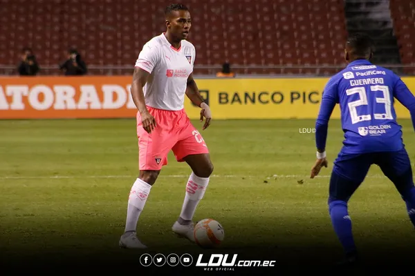 Antonio Valencia entrena a uno de sus allegados en su tiempo libre