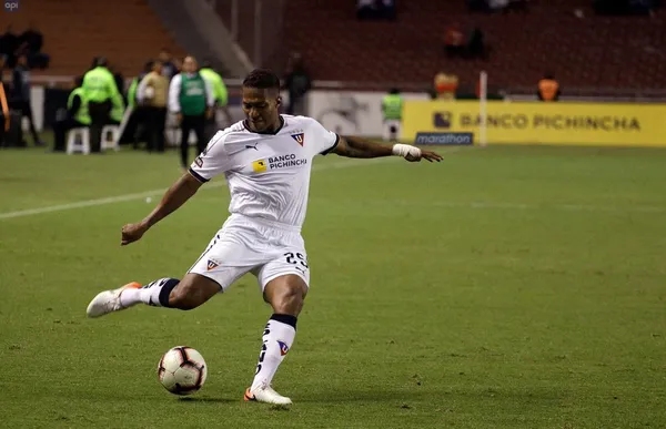 Antonio Valencia es figura y la hinchada se lo reconoce