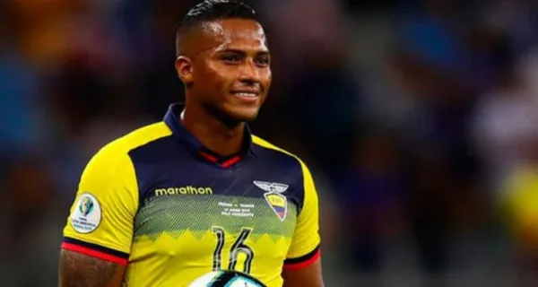 Antonio Valencia estuvo atento del compromiso entre Ecuador contra Brasil, y explotó contra el referato por el penal que le hicieron repetir y que Neymar anotó