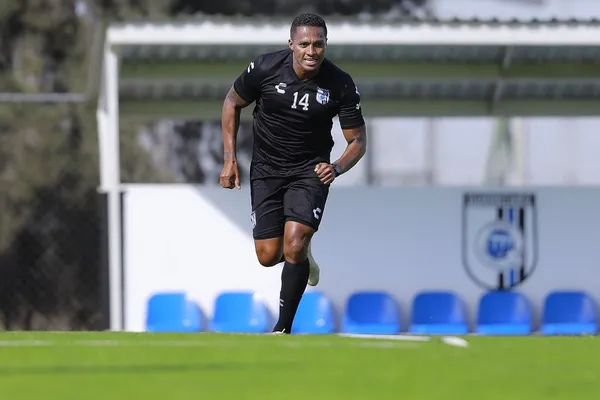 Antonio Valencia no la pasó bien en la última fecha de la liga mexicana con el Querétaro