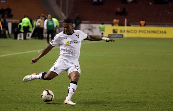 Antonio Valencia pagó un valor muy elevado por un par de zapatos para la presentación oficial de LDU 2020