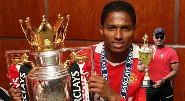 Antonio Valencia posando con la Premier League y como se ve ahora. FOTO: 'X'