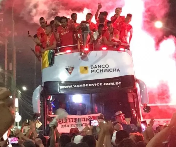 Antonio Valencia publicó un video de los festejos de la copa, donde se dieron tiempo para recordar a BSC
