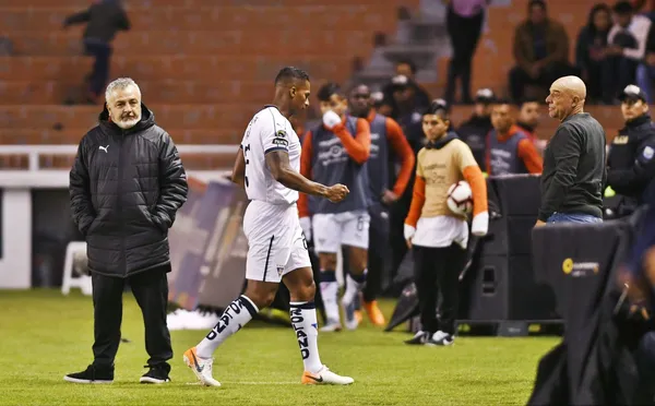 Antonio Valencia salió expulsado por un codazo al lateral de Aucas, Ángel Gracia, y al salir del campo se encaró por Pablo Repetto