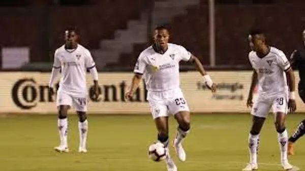 Antonio Valencia se puso el equipo al hombro