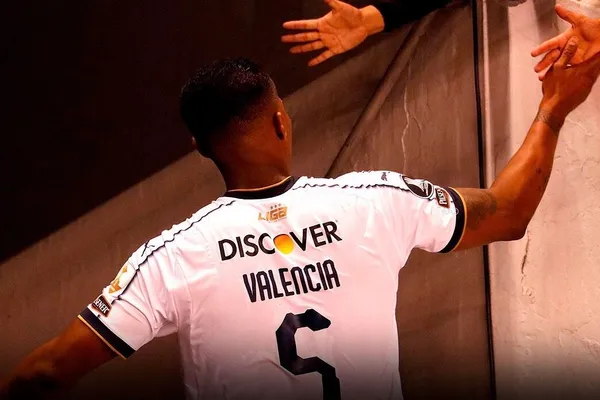 Antonio Valencia vio la roja en el Superclásico capitalino y las hinchada presentes gritaron tanto a favor como en contra del jugador