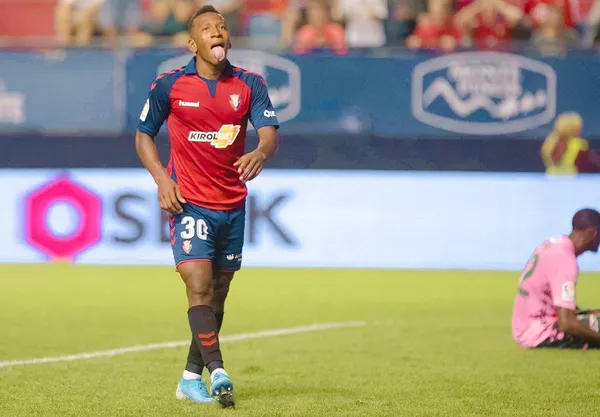 Apareció un nuevo equipo que ofertó por Pervis Estupiñán y está poniendo más dinero que el FC Barcelona y Atlético de Madrid para contratarlo