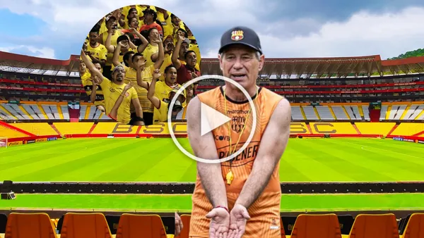 Ariel Holan dirigiendo, Hinchas de Barcelona SC. Foto tomada de: Barcelona SC