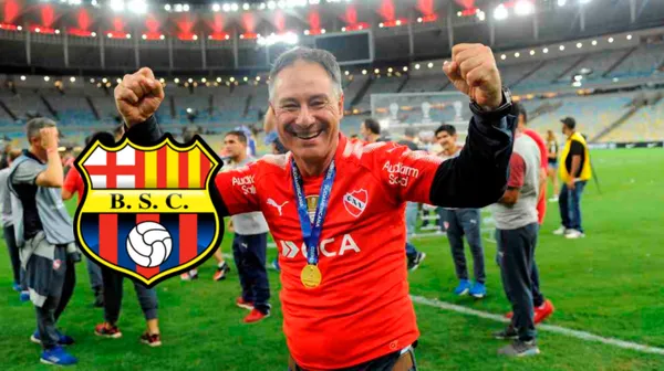 Ariel Holan posando con la camiseta de Independiente de Argentina. FOTO: El Economista