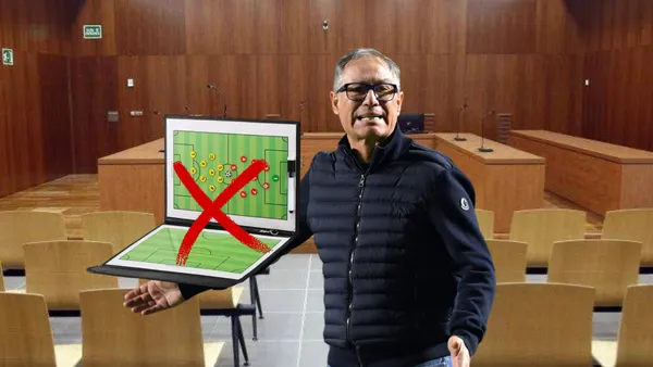 Ariel Holan preocupado, pizarra de fútbol X. Foto tomada de: Navarra.com